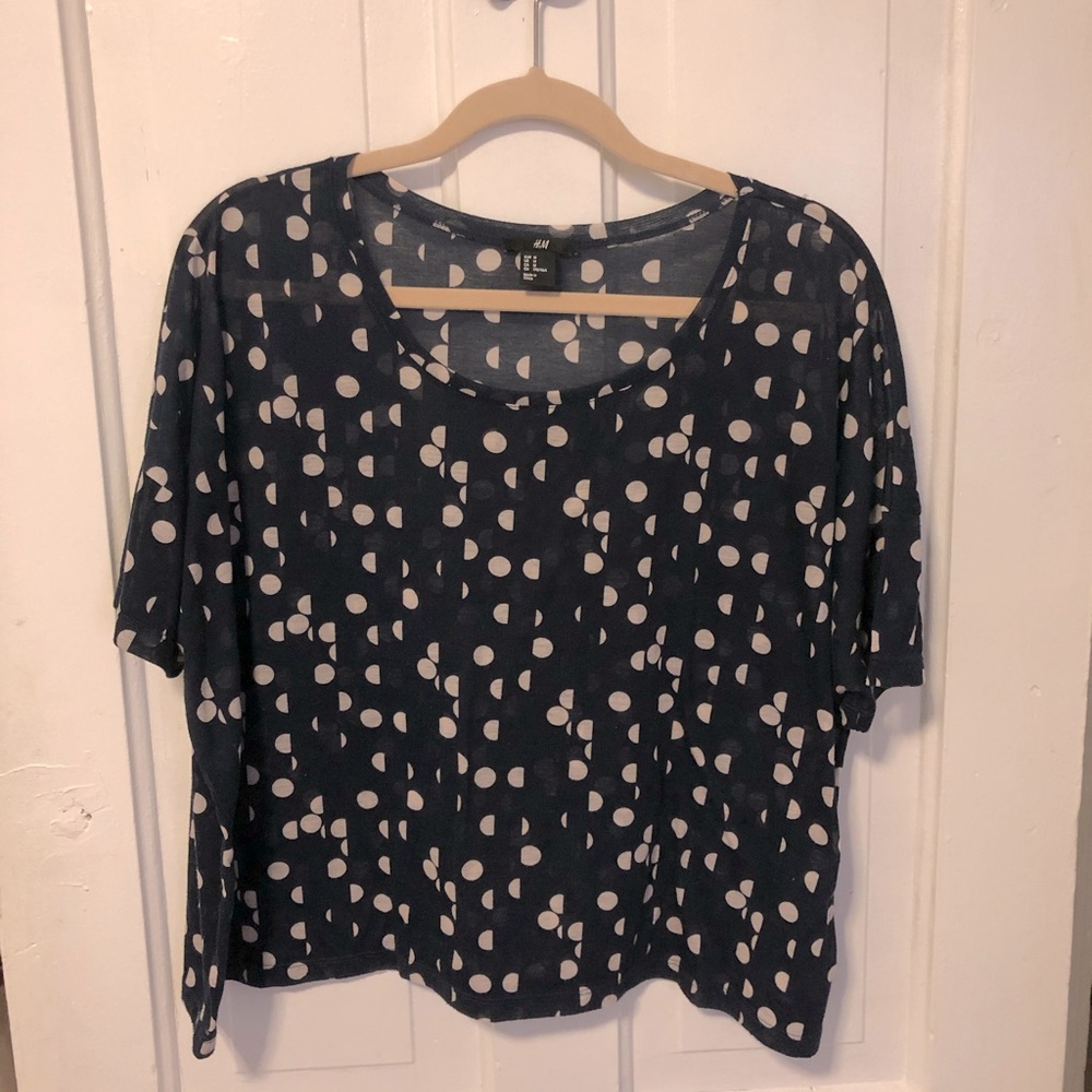 H&M navy cropped polka dot t-shirt